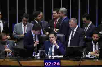  PEC da blindagem é aprovada por deputados e vai ao Senado 